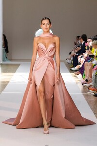1560852557_ElieSaabHCF22028.thumb.jpg.73be4fd034c437ae0a45bfd71e7fe84e.jpg