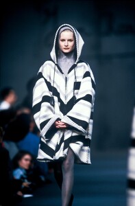 1590007872_JeanCharlesdeCastelbajac1990WomenRTW21.thumb.jpg.8ea96770097dd747c03533b3233302b2.jpg