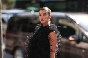 1612024466_ParisFashionWeek-HauteCoutureFallWinter2023-2024-DayFour(5).thumb.jpg.11bfc1e3a3958975ced22dd8c1871585.jpg