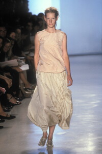 1643946670_DonnaKaran1999WomenRTW75.thumb.jpg.e4e26a4790d315899bd248cb3bbb18e2.jpg