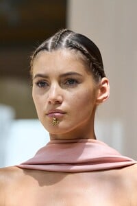 1660848769_ElieSaabHCclpF22024.thumb.jpg.bf3d6de20c60dea46c69e1f3c831f679.jpg