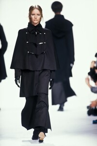 1705050047_MartineSitbon1990WomenRTW1.thumb.jpg.b8913e2ce0c3999e5aaa9354e2b0620f.jpg
