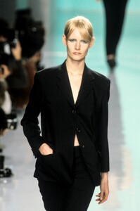 170994712_DKNY1996WomenRTW109.thumb.jpg.d7bfe789b404377b314d9c232e9e2490.jpg
