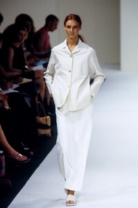 1739147838_NicoleFarhi1999WomenRTW14.thumb.jpg.fa61319d288ae2642c464f4c9c5f4354.jpg