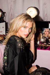 1763215852_VictoriasSecretFashionShow2018_11.09TheCoveteur25482240.thumb.jpg.528225e87a922347d582d7fe082333f3.jpg