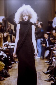 1763959034_JunyaWatanabe1994WomenRTW31.thumb.jpg.63ae87736944ce01fda203cd24fc48c7.jpg