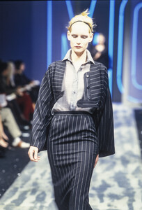 1831285621_Moschino1998WomenRTW100.thumb.jpg.344d6a208caa6c5e74f5930ee618d8b7.jpg