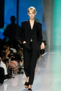 1860223817_DKNY1996WomenRTW108.thumb.jpg.b751678e5616a2a43cb8d90984c41bac.jpg