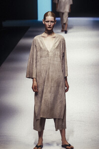 1905904255_SalvatoreFerragamo1999WomenRTW10.thumb.jpg.99b1b82d784e46852b0d96bde0c3f05b.jpg