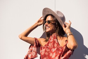 2108020612_AlessandraAmbrosio-TheCoveteur2016_11.01GuidetoLosAngelesh25376356.thumb.jpg.ab61db8d50d22bb238de888a723ba9d9.jpg