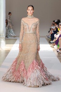 303420048_ElieSaabHCF22019.thumb.jpg.479b61db286d965eef690a2619a0c9ac.jpg