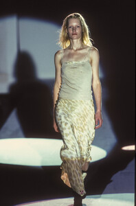 36236660_AnnaMolinari1999WomenRTW74.thumb.jpg.6917939861ad216152cab883996c64a8.jpg