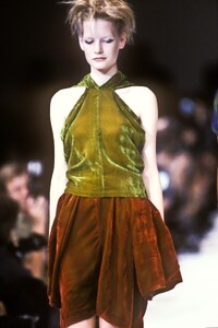 488875037_CommedesGarcons1990WomenRTW9.thumb.jpg.a78ce16412e17f67b21ab26b55dae0cf.jpg