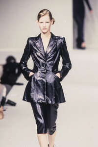 537895242_Trussardi1997WomenRTW81.thumb.jpg.42fa541a3bf28aab2516e85f0db98ec3.jpg