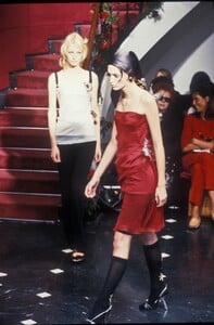 728585139_DolceGabbana1998WomenRTW60.thumb.jpg.62a6131408db2b9ff3e6ba10d3d374bd.jpg