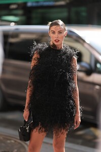 754676478_ParisFashionWeek-HauteCoutureFallWinter2023-2024-DayFour(3).thumb.jpg.d82ff8a00f5443424ae36bf803c129d9.jpg
