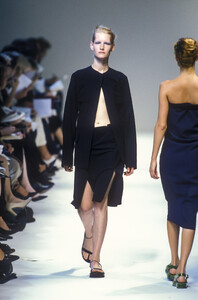 757317294_JilSander1998WomenRTW5.thumb.jpg.4aad3e05250383a68394bdfef7ad0f60.jpg