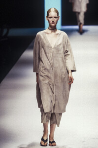 903841803_SalvatoreFerragamo1999WomenRTW11.thumb.jpg.cc4500db971a23eddebeccd0f54c8243.jpg