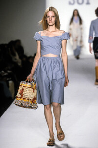 90811611_AnnaSui1999WomenRTW45.thumb.jpg.9fd27179ccbef8e9b69956dc860d4999.jpg