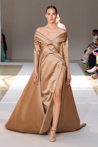 926036849_ElieSaabHCF22067.thumb.jpg.804b361100e4dc6b92e174f07e493632.jpg