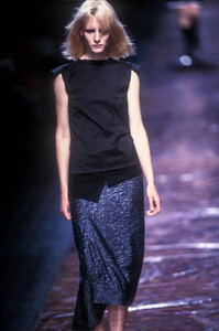 970556648_VersusbyDonatella1999WomenRTW150.thumb.jpg.fe3ba01de07525c1027c3835b6d9bb9a.jpg