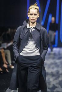976530661_Moschino1998WomenRTW128.thumb.jpg.52ee2ed8c9213a875a3ea8f7b17390db.jpg