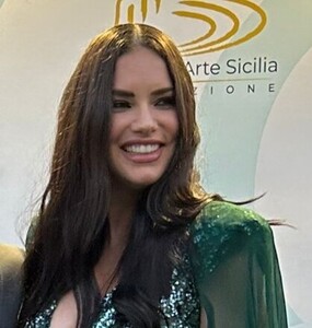 Adriana-Lima.thumb.jpg.bede2d7cdafa6bc332aeaeedb852856a.jpg