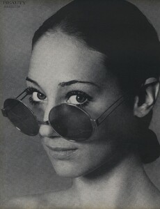Beauty_US_Vogue_April_15th_1970_01.thumb.jpg.9750bc01cd478a130df0a6b3253b52a5.jpg