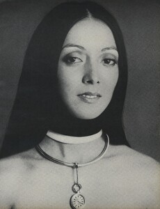 Beauty_US_Vogue_April_15th_1970_06.thumb.jpg.c1b0081a815f4a4eb499e7093434bba4.jpg