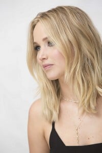 Jennifer_Lawrence_-_2017_TIFF_-__Mother21__Press_Conference_on_September_10-07.jpg