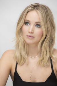 Jennifer_Lawrence_-_2017_TIFF_-__Mother21__Press_Conference_on_September_10-15.jpg