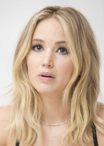 Jennifer_Lawrence_-_2017_TIFF_-__Mother21__Press_Conference_on_September_10-17.jpg