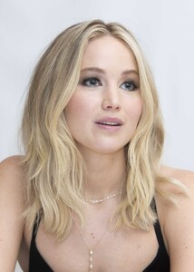 Jennifer_Lawrence_-_2017_TIFF_-__Mother21__Press_Conference_on_September_10-23.jpg