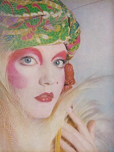 Joie_Makeup_US_Vogue_April_1st_1970_02.thumb.jpg.295afa9c7d1e0275cefc924c33ea9a1e.jpg