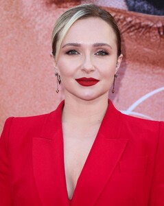 LAPremiere_Blonde_Hollywood_September_2022_281829.jpg