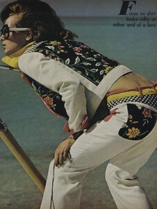 Penati_US_Vogue_April_15_th_1972_04.thumb.jpg.34eec8afe78bbac125aba58cbea9d988.jpg