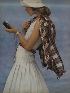 Penati_US_Vogue_April_15_th_1972_05.thumb.jpg.9b6ca1cd106b94fb4e4b973b1bc5193c.jpg