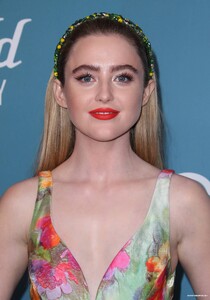 StarringKathrynNewton_CDGArrivals_0003.jpg