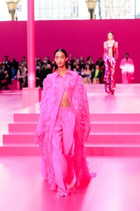 VALENTINO_FW22_ATMOSPHERE_ACIELLESTYLEDUMONDE_05.thumb.jpg.dde3b18194b987925711e7cf9709ec13.jpg