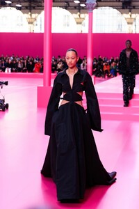 VALENTINO_FW22_ATMOSPHERE_ACIELLESTYLEDUMONDE_24.thumb.jpg.419926854ce0a6344bc3026c0e4ae65a.jpg
