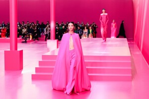 VALENTINO_FW22_ATMOSPHERE_ACIELLESTYLEDUMONDE_25.thumb.jpg.f326767fcce27447f130fc92903c18ad.jpg