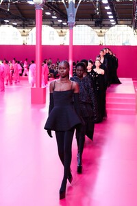 VALENTINO_FW22_ATMOSPHERE_ACIELLESTYLEDUMONDE_38.thumb.jpg.3095cf130ac5676b63493ae350be20c4.jpg