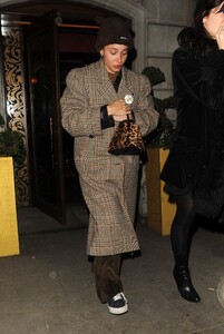 adwoa-aboah-leaves-aubery-in-knightsbridge-12-17-2022-0.thumb.jpg.86b9eb128a7b572e69d52076c86211cc.jpg