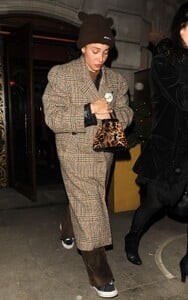 adwoa-aboah-leaves-aubery-in-knightsbridge-12-17-2022-2.thumb.jpg.aa05b9ee137d59c7537bdf77cf112c81.jpg