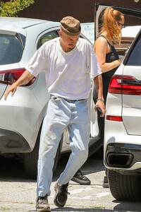 ashlee-simpson-out-in-los-angeles-07-14-2023-2.jpg