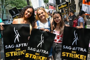 bailee-madison-chandler-kinney-and-malia-pyles-sag-aftra-actors-union-strike-in-new-york-07-17-2023-0.jpg