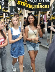 bailee-madison-chandler-kinney-and-malia-pyles-sag-aftra-actors-union-strike-in-new-york-07-17-2023-6.jpg