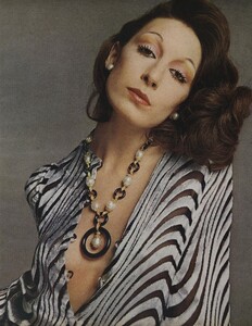 bold_jewel_06.thumb.jpg.8387c55809ff00e836a4dd98d51b2801.jpg