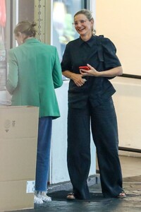 cameron-diaz-at-a-valet-parking-area-in-beverly-hills-07-25-2023-2.jpg