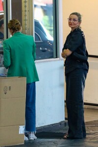 cameron-diaz-at-a-valet-parking-area-in-beverly-hills-07-25-2023-3.jpg